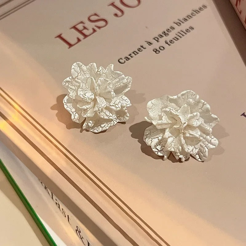 New Big White Flowers Stud Earrings for Women